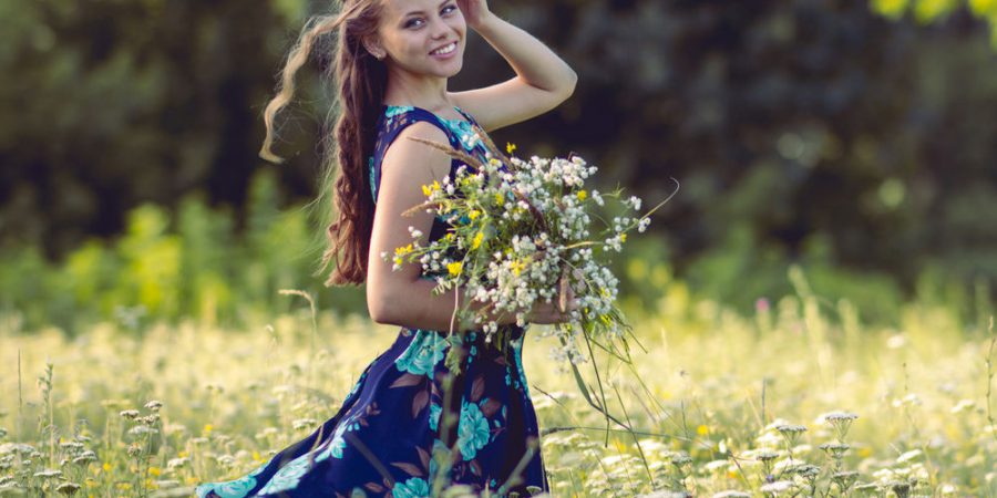 девушка с цветами